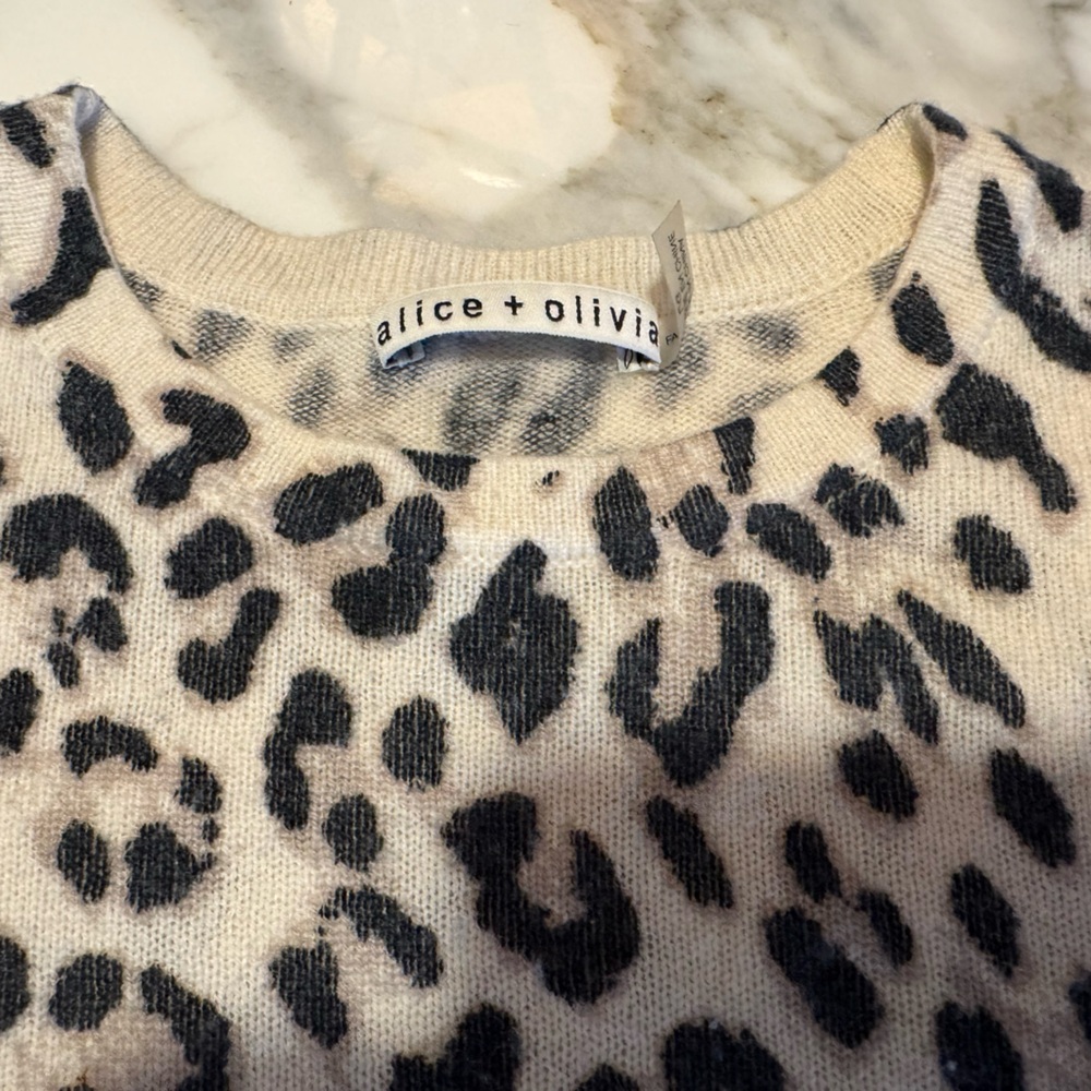Alice + Olivia leopard cashmere short sweater w/ wide sleeves. Size L. - Picture 3 of 11